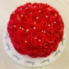 Torta de selva negra con decoración de rosas rojas.