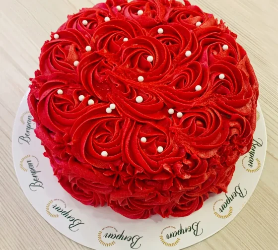 Torta de selva negra con decoración de rosas rojas.