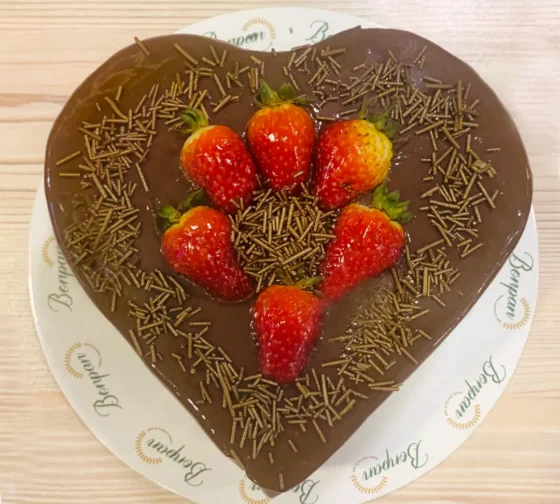 Torta de Chocolate Modelo Corazón con fresas en el centro